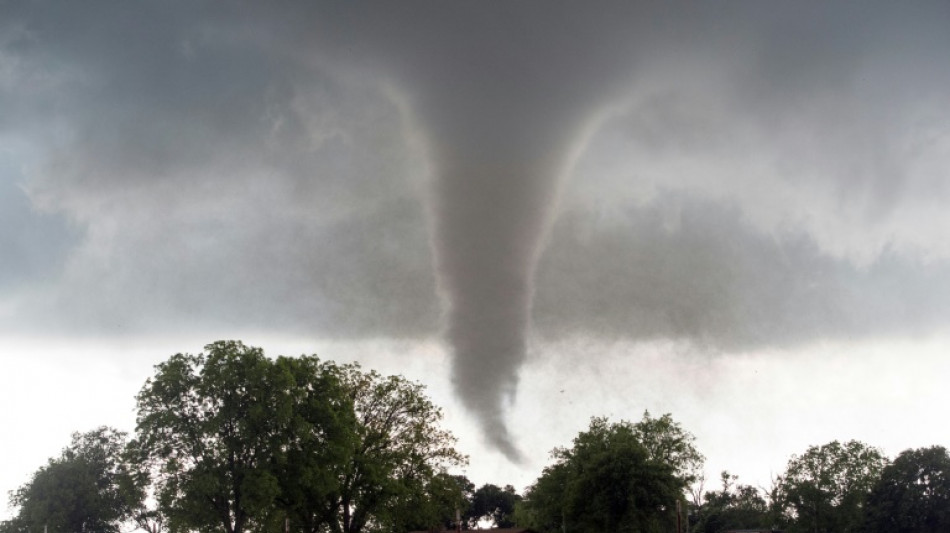Puissante tornade au Texas: au moins trois morts et une centaine de blessés