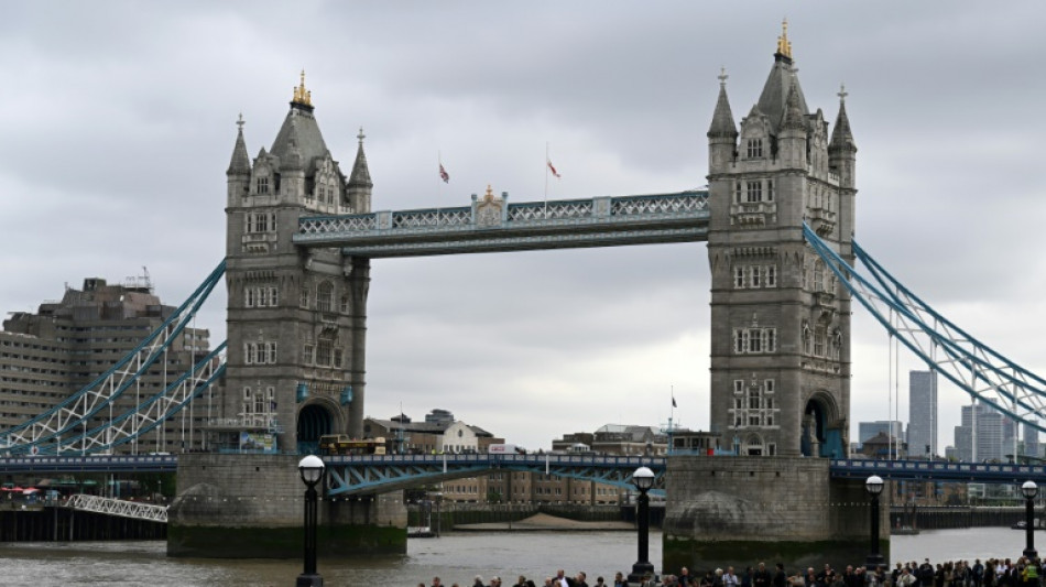 Britain draws pride from 'The Queue' for its queen