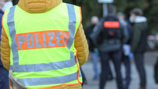 Messerattacke in Berliner U-Bahn: Von Polizei angeschossener Verdächtiger tot