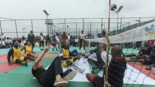 Nigeria: le prince Harry joue au volley-ball avec des vétérans lors de sa visite